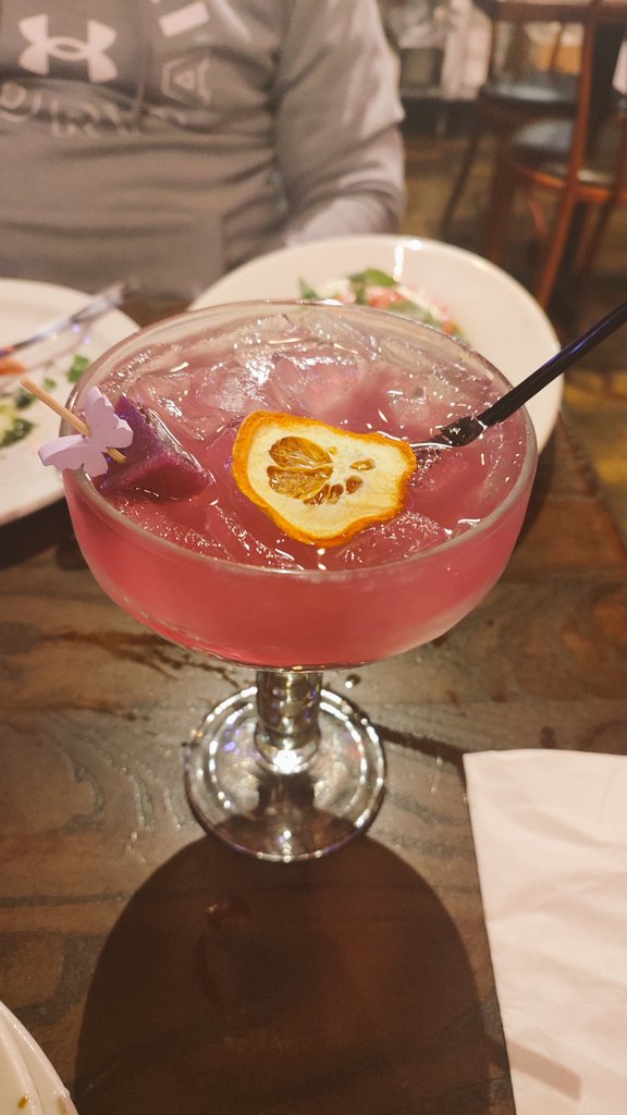 Yok mu akşam İstinye'de bir şeyler içebileceğim kimse?