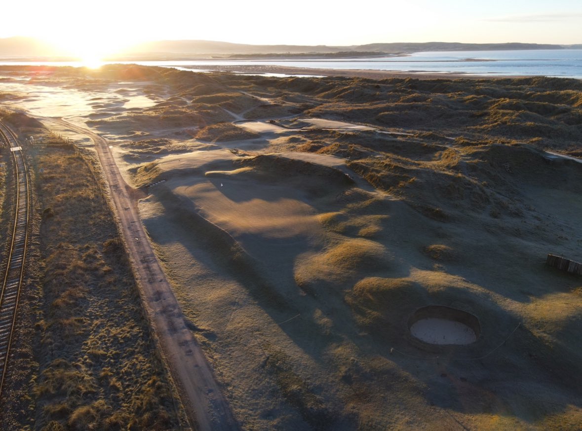 AberdoveyGC's tweet photo. The sun rises over the 16th hole exposing its unique contours and the newly installed bunker. 

#UKTop100

⛳️🏴󠁧󠁢󠁷󠁬󠁳󠁿 https://t.co/43pFX07YRN