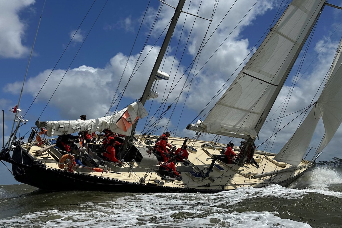 Ocean Globe Race.Vidéo : Immersion de nuit à bord de Pen Duick VI au milieu de l’Atlantique Sud dlvr.it/T3ytCY