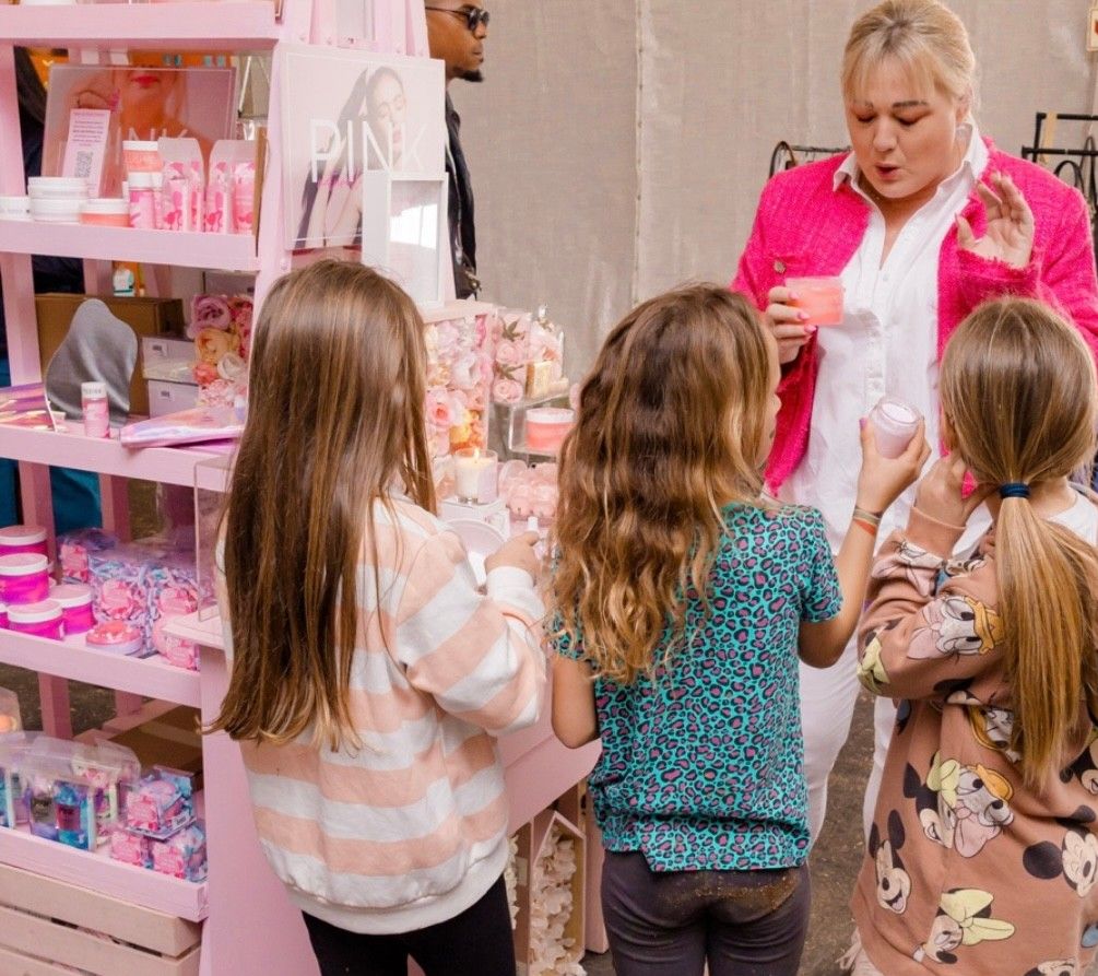pinkbath_'s tweet photo. The best part of my job is meeting my clients, and the little ones are the most fun! 
#thepinklab #entrepeneur #madeinsa #startyourownbusiness #bossbabe #juststart #janetpink #mentor #startupmentor #pinkcosmetics #madeinsa #vegan #crueltyfree https://t.co/fdgib7eUKY