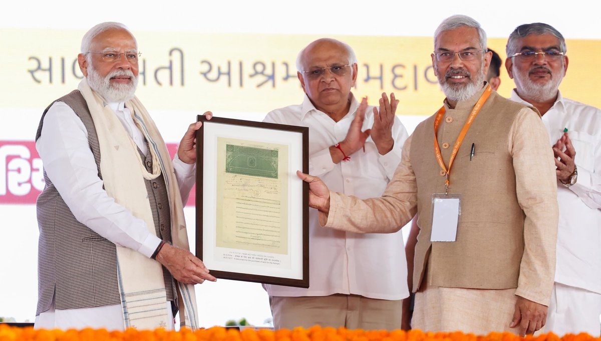 #SabarmatiAshram gifted to the Hon'ble Prime Minister a replica of the land purchase document of #SabarmatiAshram in the name of Gandhiji @CEEahmedabad @rashtrapatibhvn @ksarabhai @MEAIndia @AMCommissioner @AmdavadAMC @GandhiInMumbai @GandhiPortal #GHP