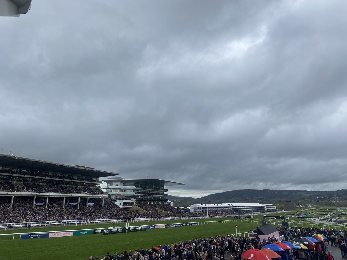 4ChicasOTMic's tweet photo. We’re at the races!🩷🎀✨

First day of the festival and it’s not disappointing! Keep your eyes out for an announcement soon👀

#Races #Cheltenham #Lifestyle #Podcast https://t.co/hT2j6evLwR