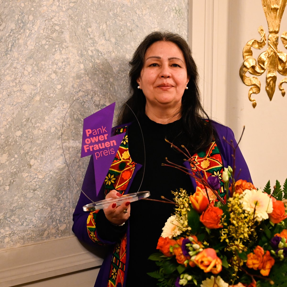 Am 11. März wurde der Pankower Frauenpreis 2024 an Malalai Murr verliehen. Sie wurde u.a. für ihren Einsatz für geflüchtete Frauen, Kinder und Familien in Pankow ausgezeichnet. Wir gratulieren herzlich! Mehr Infos: berlin.de/ba-pankow/aktu…