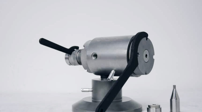 guilltool's tweet photo. According to @rubberworld, the Bullet II allows quick #tooling changes.  It only takes ½ turn of the Cam Lock® to remove and install the deflector and tip, without hardware.
https://t.co/7qYRFuJpUW
#tipsanddie #extruder #camlock https://t.co/BvvqU9lvEr