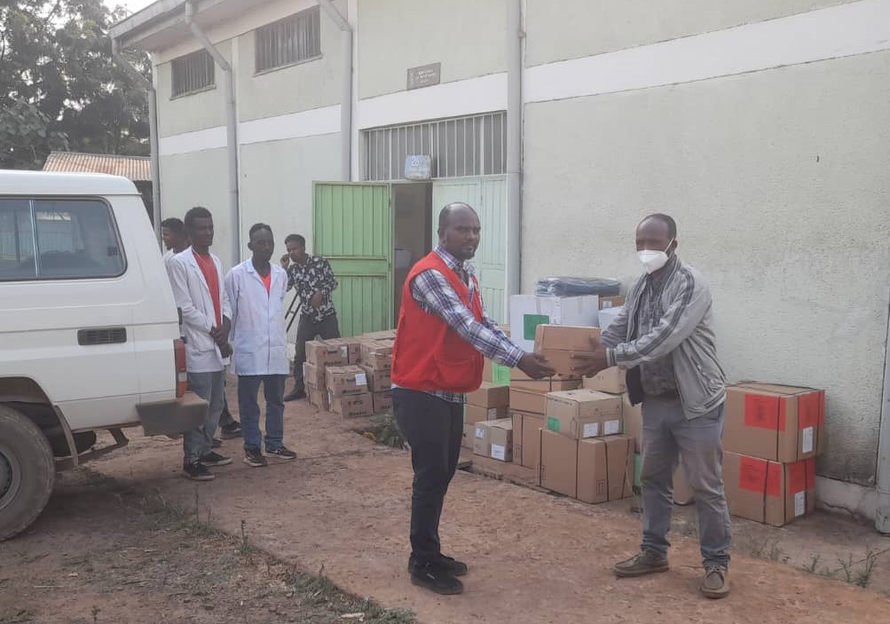 Health facilities in areas where fighting is ongoing need emergency assistance to provide basic health care. @ICRC donated medical items to Gidami Primary Hospital, Kellem Wellega, #Oromia region to treat the wounded and sick.