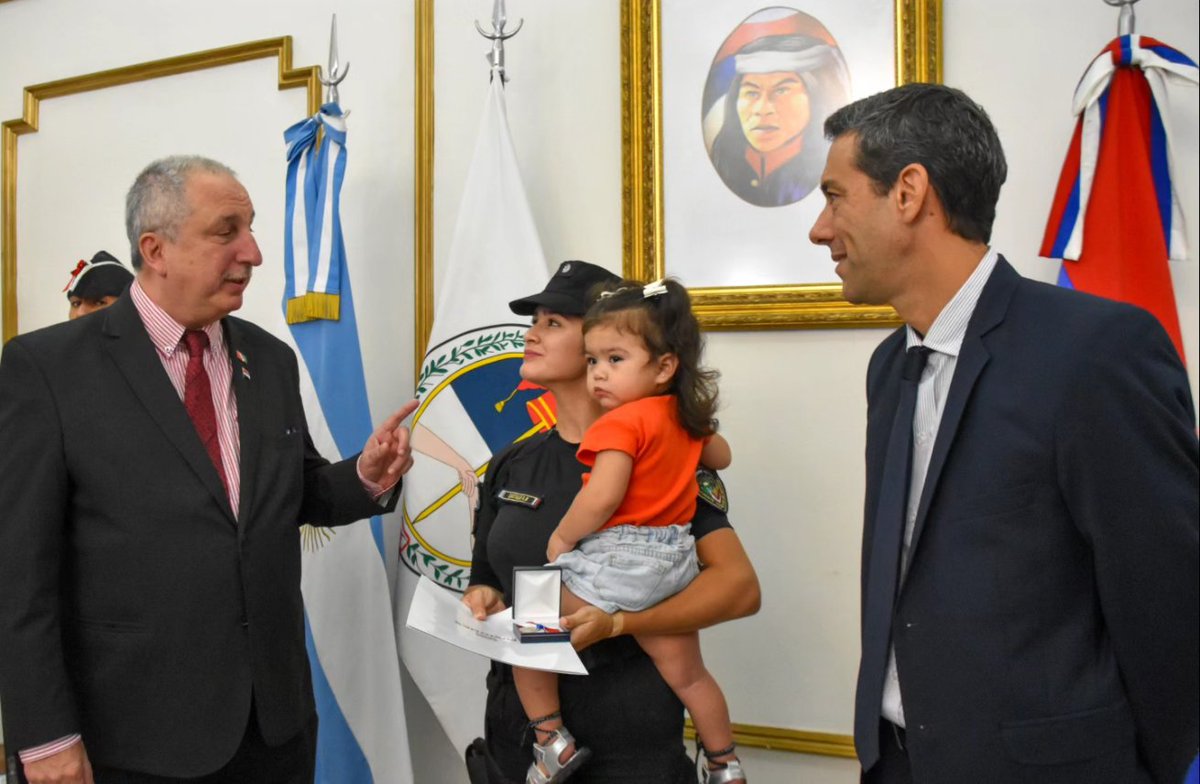 mgmisiones's tweet photo. Agustina Belén Castillo, oficial subayudante de la @MisionesPolicia, recibió su medalla al Mérito General Don Andrés Guacurarí y Artigas, valorando de forma honorifica y sobresaliente su accionar.

Más info 👉 https://t.co/dSFpTdyTPZ

@gobmisiones 
@passalacquaok https://t.co/Wvtr7CVHoe