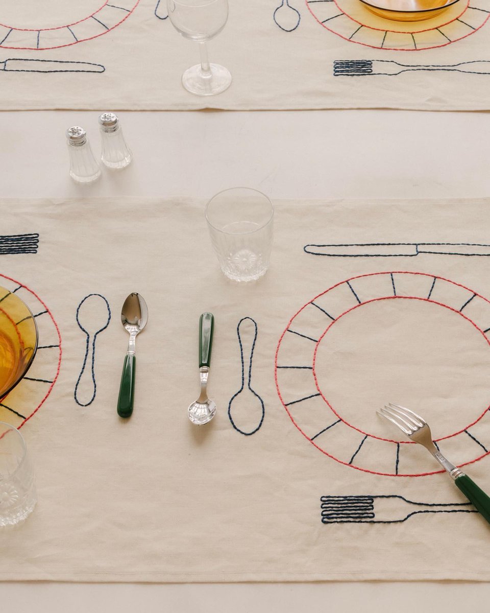 Ramazanla birlikte sofra hazırlıklarının da hız kazanmaya başladığı bugünlerde Sarah Espeute'dan zaman kazandıran tasarım.. Marsilyalı sanatçı ve tasarımcı Sarah Espeute, masa örtüsü üzerine sofra düzenleri tasvir ediyor.