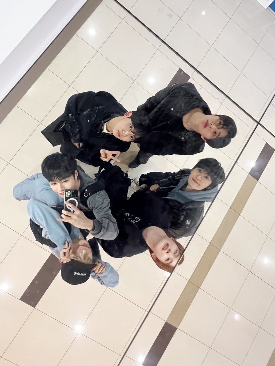 TPST_twt's tweet photo. [#한빈] KISS THE RADIO 📻 BEHIND ✌️⚓️⛴ https://t.co/P7aEfNKiE1