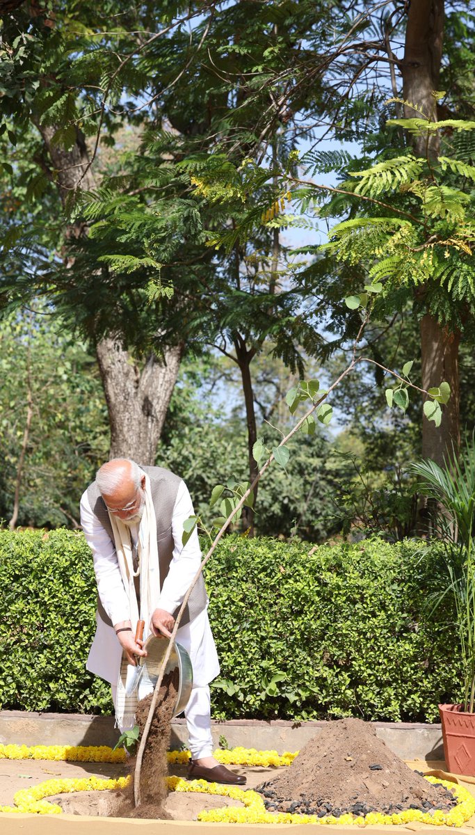 Hon'ble Prime Minister planted a Peepal tree at #SabarmatiAshram to mark the beginning of restoration and expansion of Sabarmati Ashram @CEEahmedabad @rashtrapatibhvn @ksarabhai @MEAIndia @AMCommissioner @AmdavadAMC @GandhiInMumbai @GandhiPortal #GHP @PMOIndia