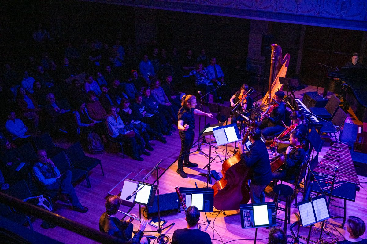 Contemporaneous tweet media