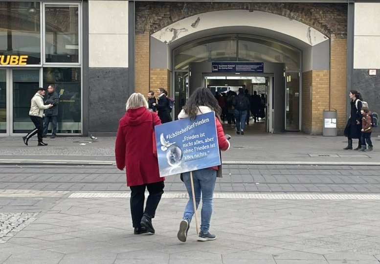 ForscherAfDTier's tweet photo. Die war mit #Elfriede Krutsch unterwegs. Diese Jacke von Elfriede, erkennt man sogar aus dem Weltall. 🤣😂
#b1203 #Songül Schlürscheid https://t.co/oE6TEmSht8