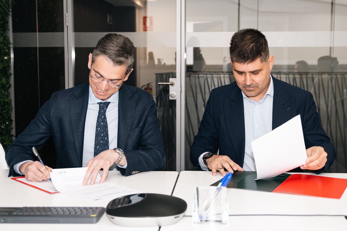 🤝 #AFEFútbol ha renovado su convenio de colaboración con la <a href="/uemcbusiness/">UEMC Business School</a>, escuela de negocios de la <a href="/UEMC/">UEMC</a>. Al protocolario acto de firma han asistido nuestro presidente, <a href="/davidaganzo/">David Aganzo</a>;  <a href="/TaniaTabanera/">Tania Tabanera</a>, del Departamento de Formación; y Jesús Zarzuela Mateos, consejero delegado de