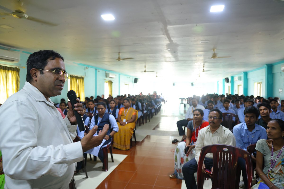DOT_WMS_VJA's tweet photo. Hon'ble MoSC Shri @devusinh emphasized to increase nos. of HAMs nationwide during HAMFEST India-2023. 
In line with this, today a Workshop/Training on HAM Radio organized by @wmsvijayawada at @SVIST2008 Institute Tiruvuru. Let's raise awareness about HAM Radio's role in disasters https://t.co/5iLY8o7cbz