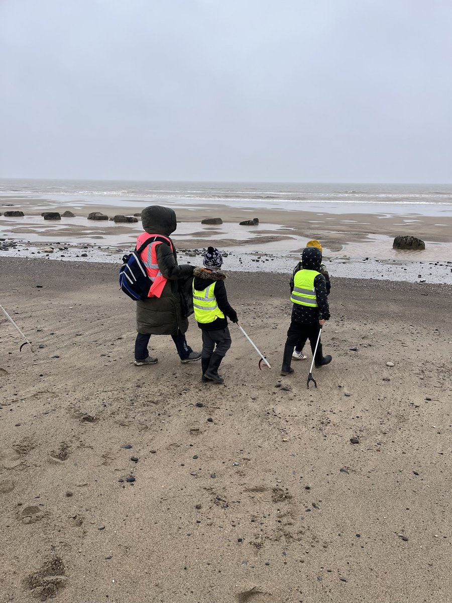 childrensuni's tweet photo. We have been with YR3/4 pupils from @stmaryqueenofm at @spurnbirdobs Spurn Discovery Centre learning about how plastics can damage wildlife and our environment.
#Myworld
#learningcomestolife https://t.co/CQJIL0yjB4