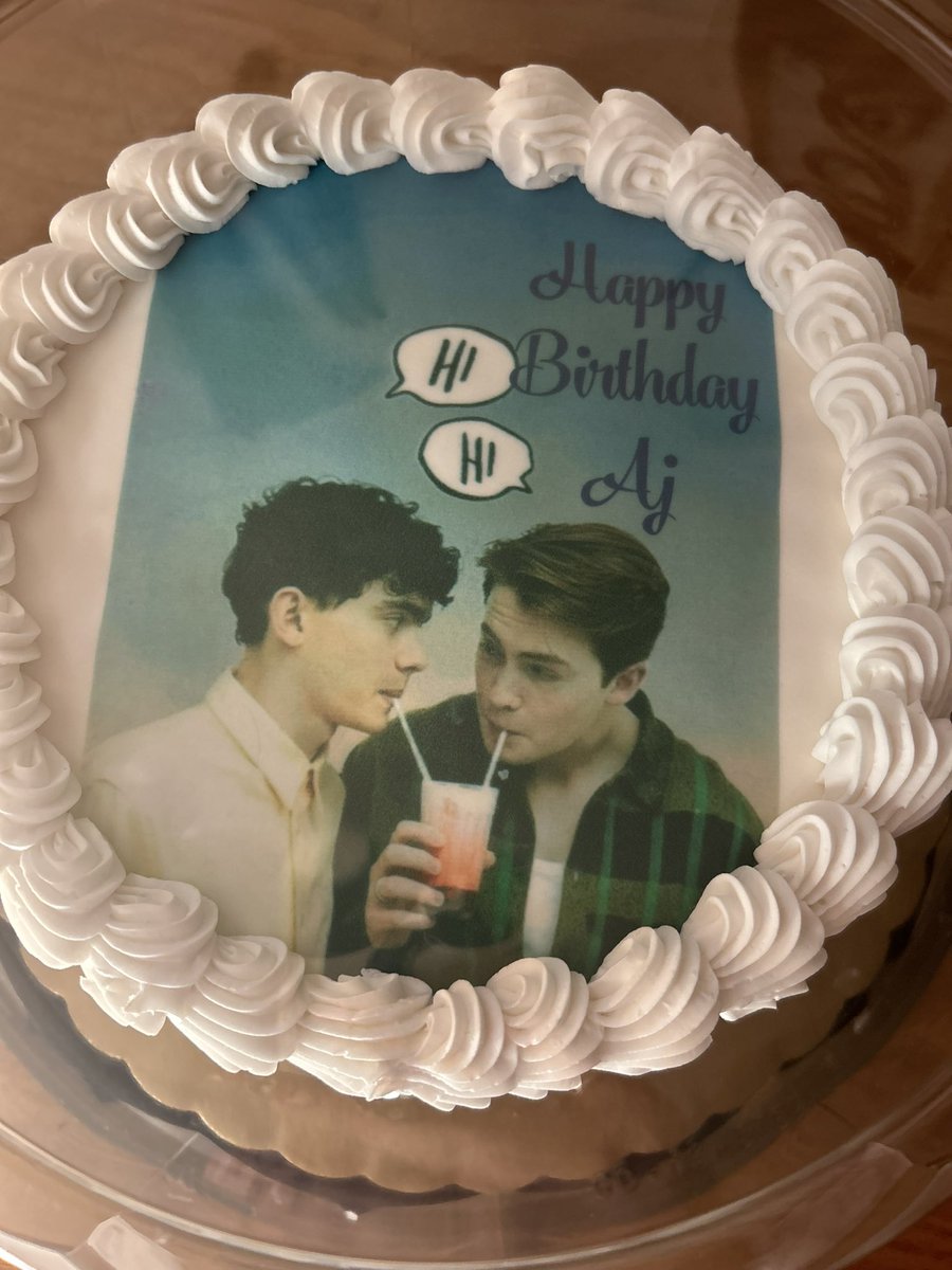 KingggAJ's tweet photo. I just need people to see my heartstopper birthday cake 
#heartstopper #kitconner #joelocke https://t.co/mPz0fkzu8t