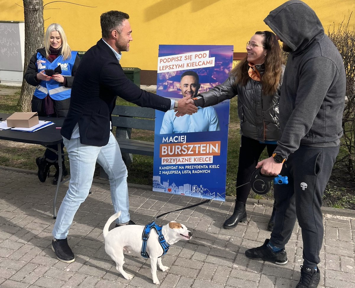 MBursztein's tweet photo. Wasza energia, słowa wsparcia, uściski, uśmiechy, ale też konkretne oczekiwania, to było coś wspaniałego📷 Dzięki KSM! Ogromnie cieszę się z każdego spotkania i rozmowy z Wami na żywo. Zapowiadałem aktywną kampanię i słowa dotrzymam. Wierzę, że razem stworzymy #LepszeKielce https://t.co/K0kVjMwUGw