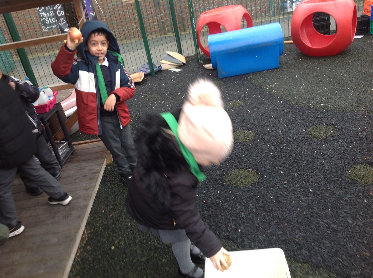 QRA_2030Y1's tweet photo. FS2 gathered the vegeatables from the outside areas sorting them from the fruit and counted how many of each vegetable there were #qramaths #qrascience #qrabump https://t.co/BvO59JHwHo