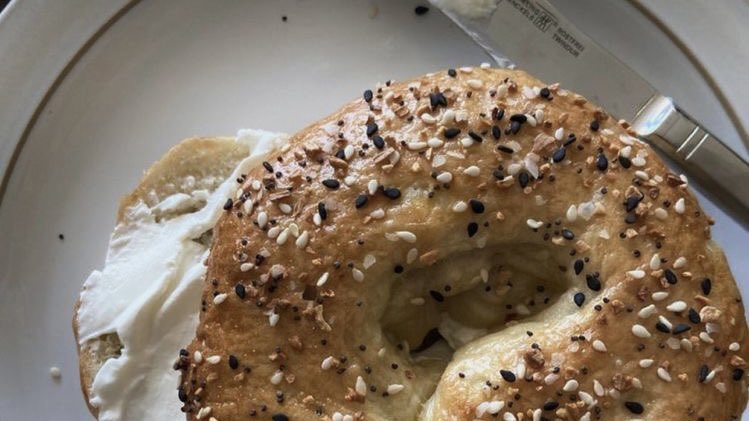 malusokay's tweet photo. coffee and bagels 💭 https://t.co/vpkoyfVww9