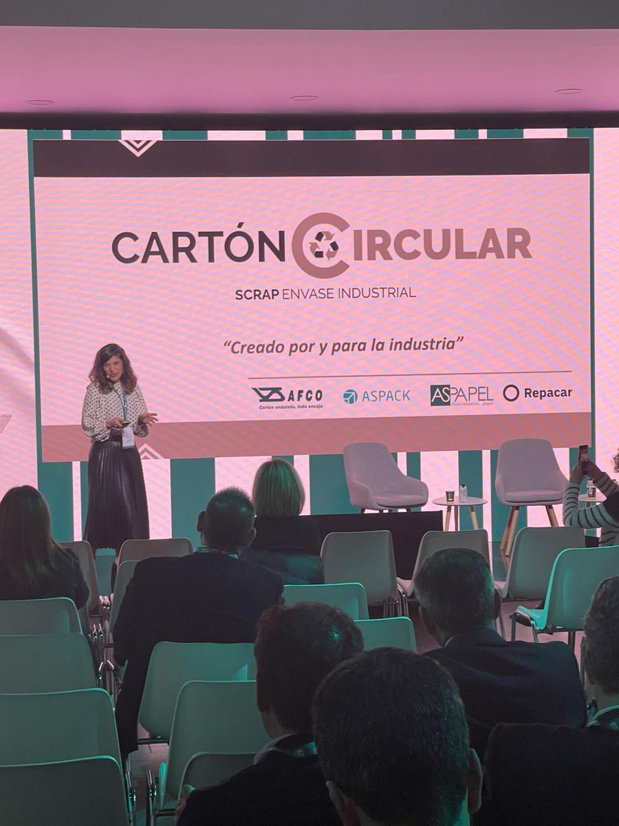GrupoUniq's tweet photo. La directora de Cartón Circular, Pilar Arrayás en el Encuentro anual de la Industria Papelera de @AspapelOficial ♻️📦 #ASPAPEL #Scrap https://t.co/SDU1SfgbXC