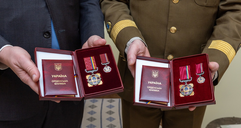 🇺🇦 President @ZelenskyyUa awarded 🇪🇪 PermSec @KustiSalm and CHoD Gen. Herem the Order “For Merits” II degree for significant personal contribution to strengthening cooperation, supporting sovereignty and territorial integrity of 🇺🇦, and promoting 🇺🇦worldwide. #SlavaUkraini