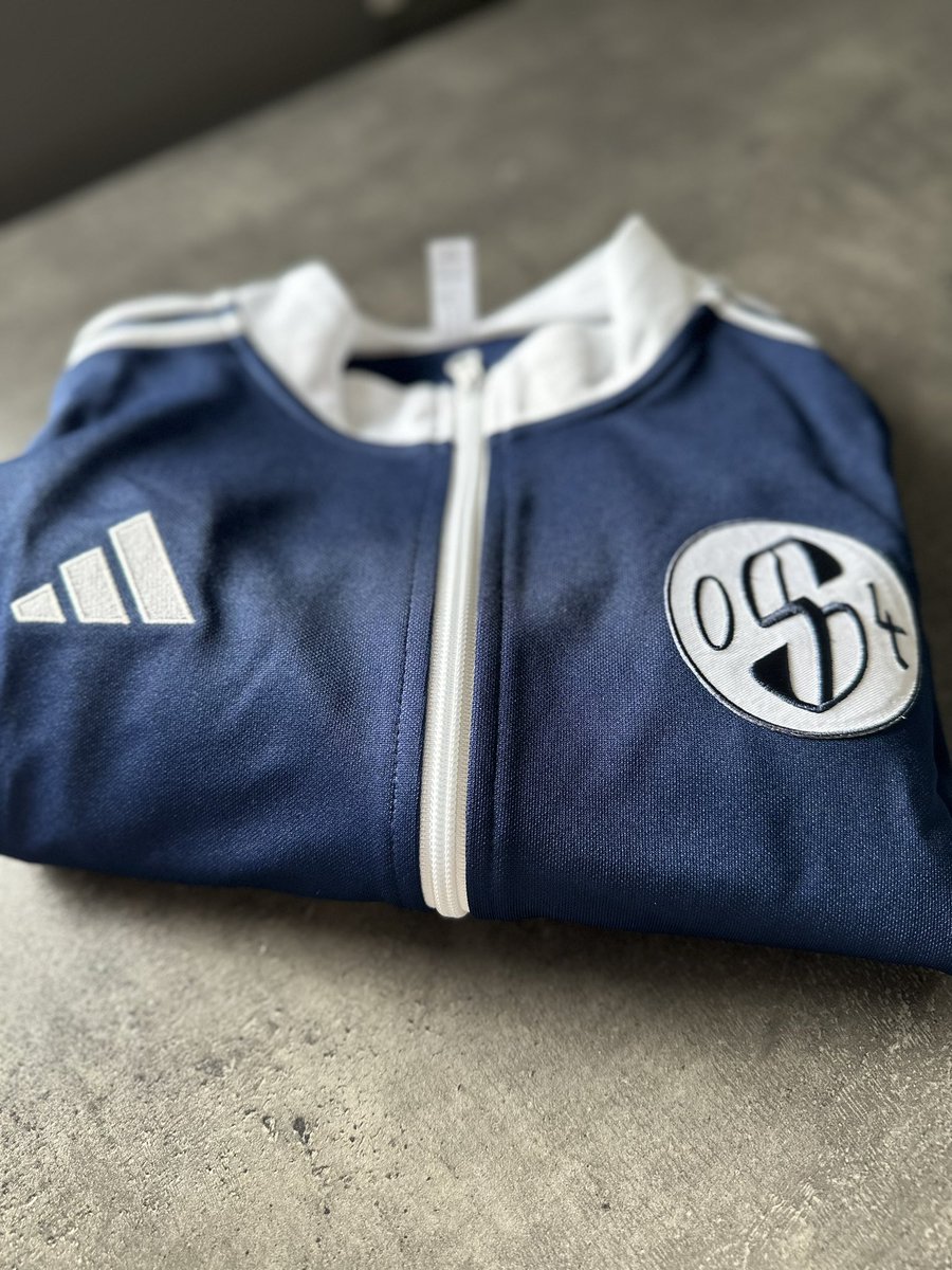 ThieleFootball's tweet photo. Es ist zwar nur ein Stück Stoff mit unserem alten Logo, aber dafür ein echt geiles Stück Stoff ���🤍

#S04 https://t.co/k20uLIIZRo