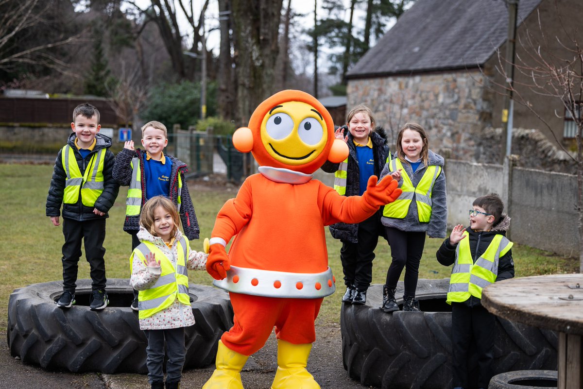 Ziggy loved joining pupils at @AberlourPS to talk about road safety and read a book about Ziggy's adventures. ELC or P1 teachers, remember you can order the little books about Ziggy for the classroom at no cost! Order here 👉 roadsafety.scot/ziggy-order #GoSafeWithZiggy