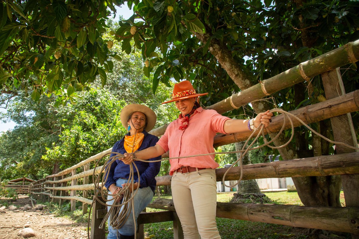 WWFColombia's tweet photo. Mujeres llaneras que protegen las sabanas 👩🏽‍🌾👩🏽‍🌾 

Libia y Yanire son dos hermanas ganaderas y líuderes de la conservación en Casanare #Orinoquia ☀️ Su trabajo es un gran ejemplo de la relación entre la cultura llanera y la conservación.

CONOCE SU HISTORIA: https://t.co/451amtwUDg https://t.co/emuDuLFAaC