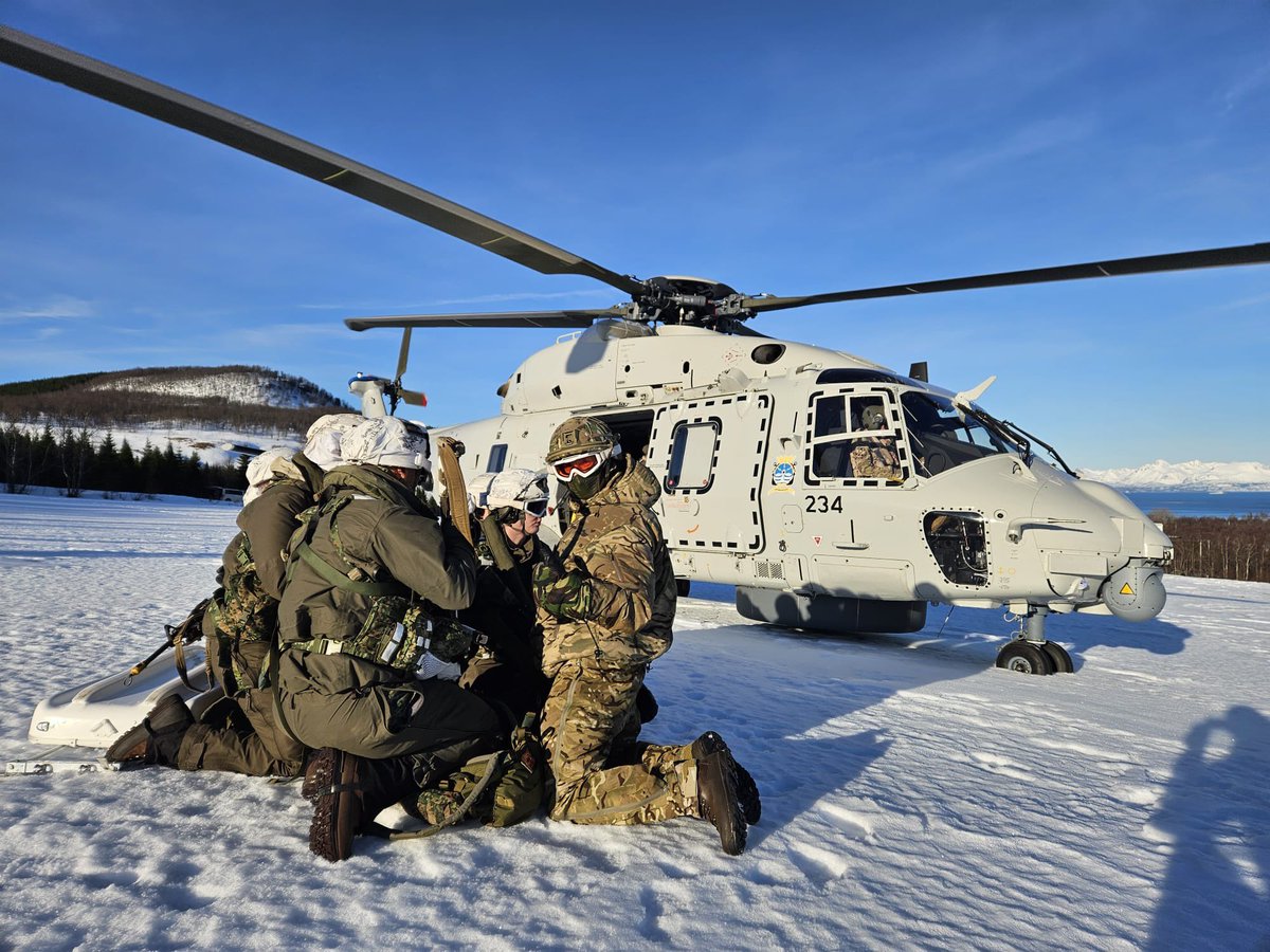 Het trainen van mogelijke reacties bij een aanval op 1 van de NAVO-lidstaten. Dat is waar het om draait tijdens de internationale oefening #NordicResponse 🇳🇴

De NH90-maritieme gevechtshelikopters trainen op amfibisch optreden onder arctische omstandigheden ❄️ #fighttogether