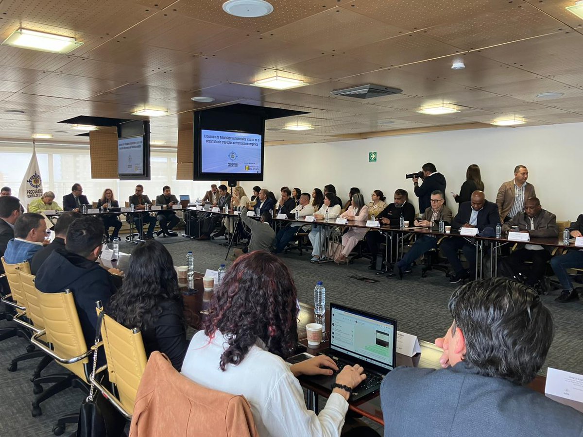 ASOCARS's tweet photo. #ElAmbienteNosUne📢Los directores de las CAR del país participan en el Encuentro de autoridades ambientales y su rol en el desarrollo de proyectos de transición energética, organizado por la Procuraduría General de la Nación @PGN_COL y la Universidad de los Andes @Uniandes https://t.co/TeRbOuJm5O