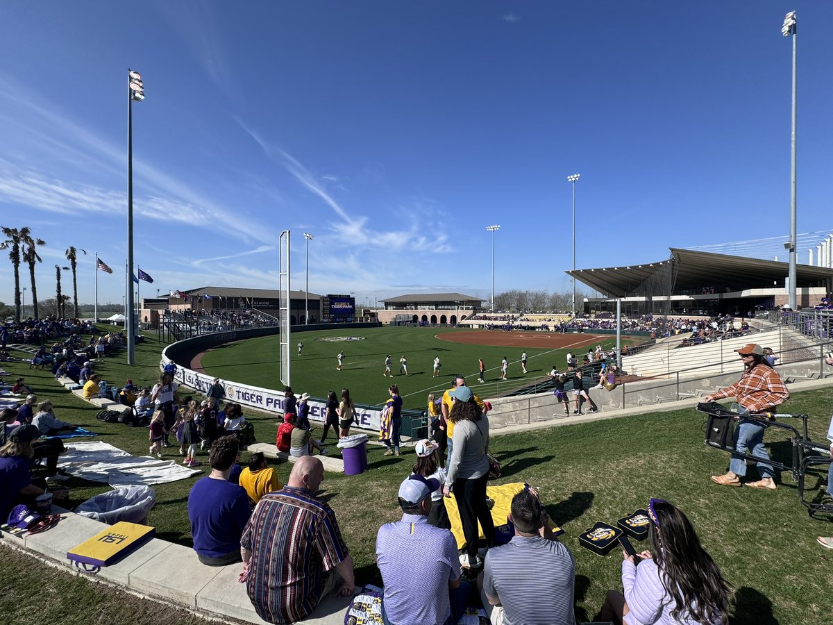 Support women’s sports 📈

10:45AM on a Tuesday and this place is already packed. Big fan of Tiger Park 😎