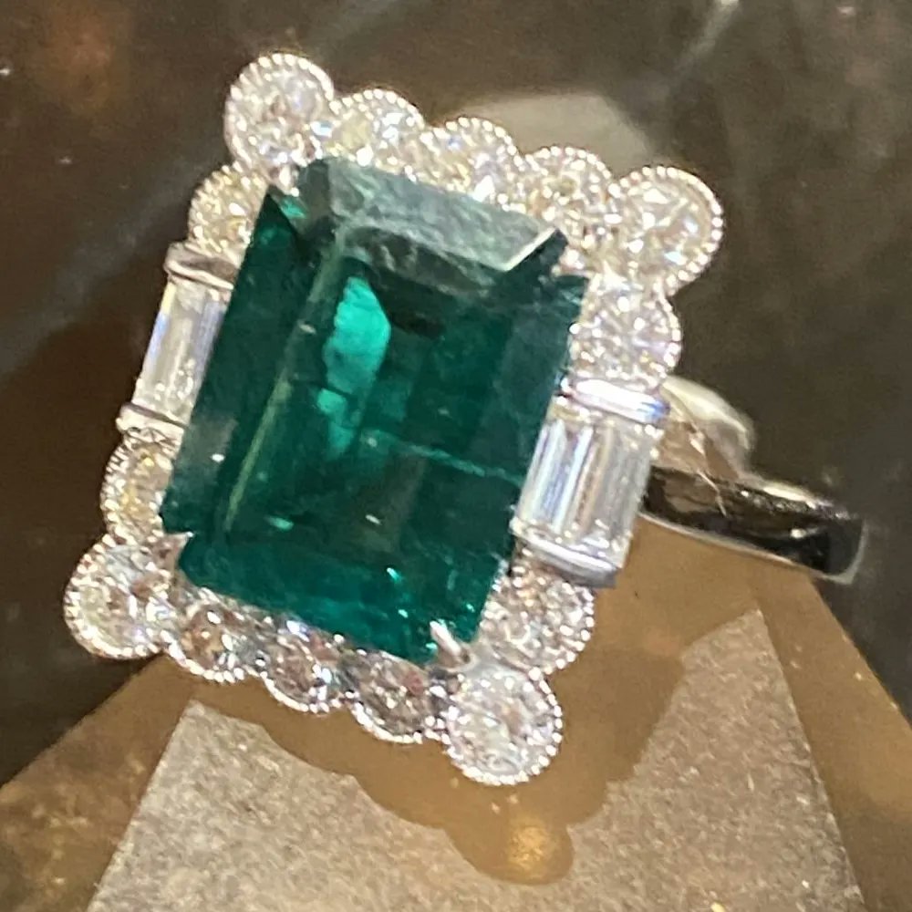 💥💥💥SOLD - This magnificent Mozambique Emerald Ring surrounded by round brilliant cut diamonds sold for €6,000 #emerald #emeraldring
#emeraldrings #mozambique
@bonhams1793 @Sotheby @ChristiesInc @kclr96fm #sheppardsirishauctionhouse #onlineauction #durrow #auction #auctions