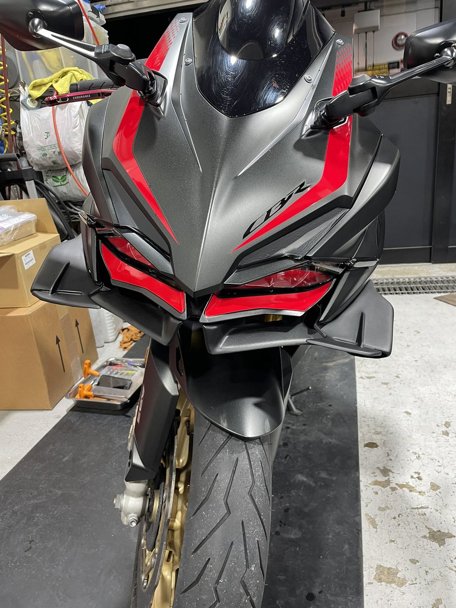 wrr_over's tweet photo. 半年ぐらいかけて探し、4.5ヶ��かけて付け方考えて約1年かけた！

やっと綺麗に取り付けられた！
 #cbr250rr  #ウイングレット https://t.co/6ApHkDsvZl