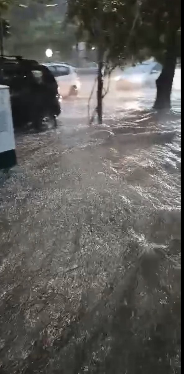 Lo dijimos en la campaña y lo volvemos a decir hoy. 

El dinero que el <a href="/MunicipioLdeZ/">Mun Lomas de Zamora</a> gasta en recitales y propaganda es el dinero que falta en acciones de prevención, mantenimiento y limpieza de sumideros que eviten estas inundaciones.

Es un problema de prioridades.
