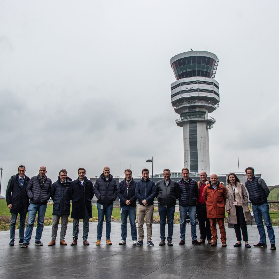 Aujourd'hui, nous avons accueilli la réunion des instructeurs de Brussels Airlines. Nos contrôleurs aériens et pilotes communiquent généralement par casque, mais cette rencontre en personne renforce leurs liens et leur compréhension mutuelle, essentiels à la sécurité aérienne.
