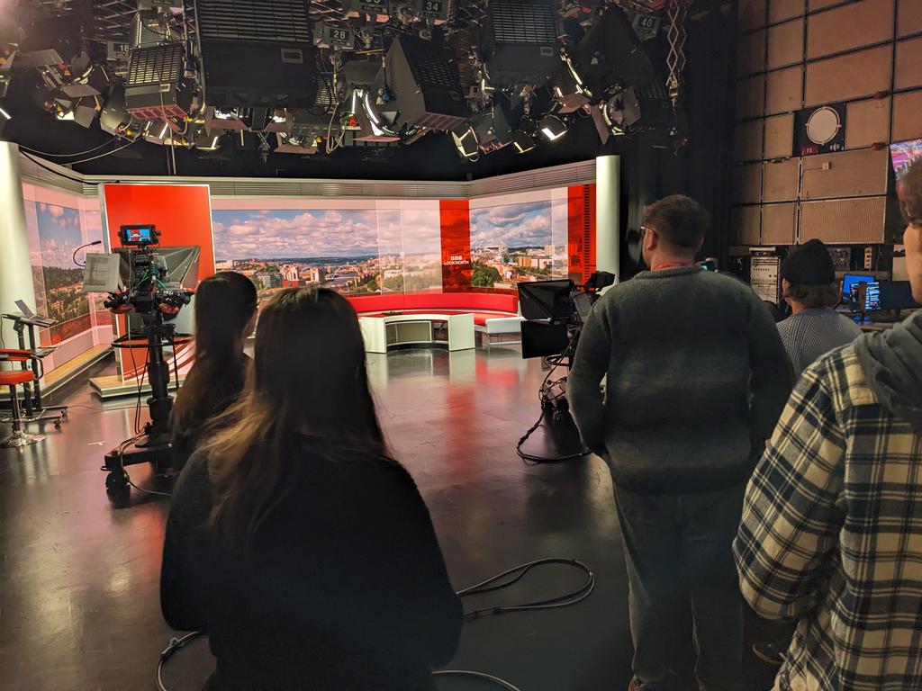 Pleased to accompany some @CreativeArtTees Film & Television students of @TeessideUni visiting the new studio of @BBCNEandCumbria to be present during the live lunchtime broadcast. Interested in studying TV? ➡️ tees.ac.uk
