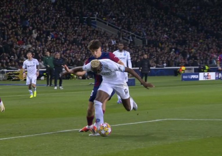Alexis_RH_'s tweet photo. Roja perdonada a Christensen en la primera parte y penalti no pitado de Cubarsí en la segunda. El pack completo.

Desgraciadamente no sorprende. https://t.co/44jc9JcFYU