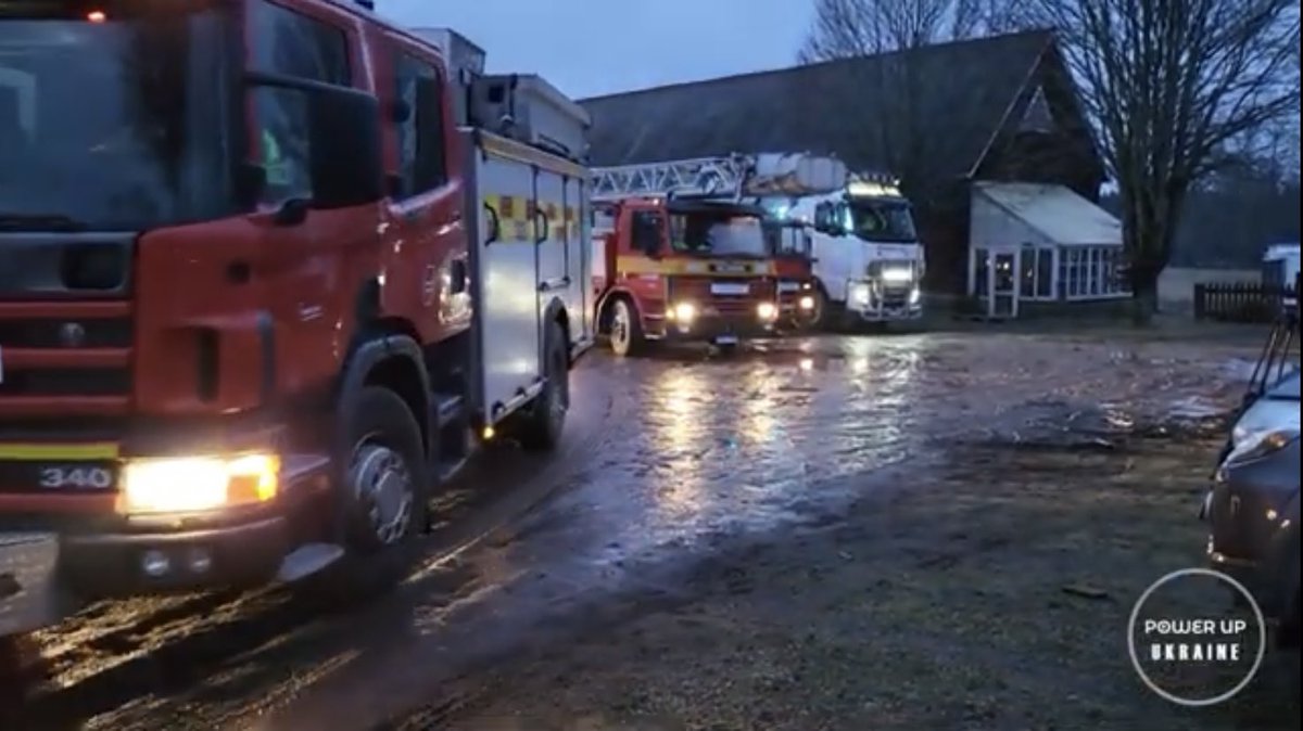 PowerUpUkraine's tweet photo. Idag skickar vi ett stort tack för gott samarbete med Jocce på instakontot: swe_medic! Inför vår förra resa behövde vi larmställ och utrustning till räddningspersonal i Ukraina. Vi fick då en hel pall med larmställ, 25.000 räddningsmasker och en hel drös med brandsläckare. I gengäld fick vi hjälpa dem med två sprillans nya Honda-elverk som dom kommer ta ner för att hjälpa förband i Berislav i sydöstra Ukraina med. Dom har idag ett gammalt ”släpbart” elverk ifrån svenska försvarsmakten, men som nu sjunger på sista versen. Så det kändes extra bra att vi fick förmedla sprillans nya grejer, genom Jocce, som dessutom fyrdubblar effekten dom har idag. 

Vi på PowerUpUkraine är väldigt måna om samarbeten med andra NGO:er, för vi är inte bäst på allt, och det vi inte kan själva, är nån annan expert på. Så länge vi har fokuset och målet att UKRAINA ska få ner grejer, så behöver vi inte vara så fixerade vid att det är just vi som kör ner, skänker eller ”gör en god gärning”. För ukrainarna så spelar det faktiskt ingen roll, vem som ger. Ett elverk ifrån Kalle Karlsson är precis lika mycket värt som ett elverk ifrån oss som NGO, så länge det hamnar på ett ställe! Så en stilla uppmuntran till alla våra NGO kollegor, @BlagulaBilen @OperationAid_SE, @sveukr, @Drones2Ukraine_, @FriaUkraina, @bluelightswede1, mfl. fortsätt vara generösa med beröm emot varandra, vi konkurrerar inte om uppmärksamheten, vi samarbetar gemensamt för Ukrainas bästa, så vi får inte låta vårt behov av att känna oss goda och hjälpsamma stå i vägen för att effektivt hjälpa till. 

Tack för allt ni gör kära NGO-kollegor! Ingen kan göra allt, men alla kan göra något!