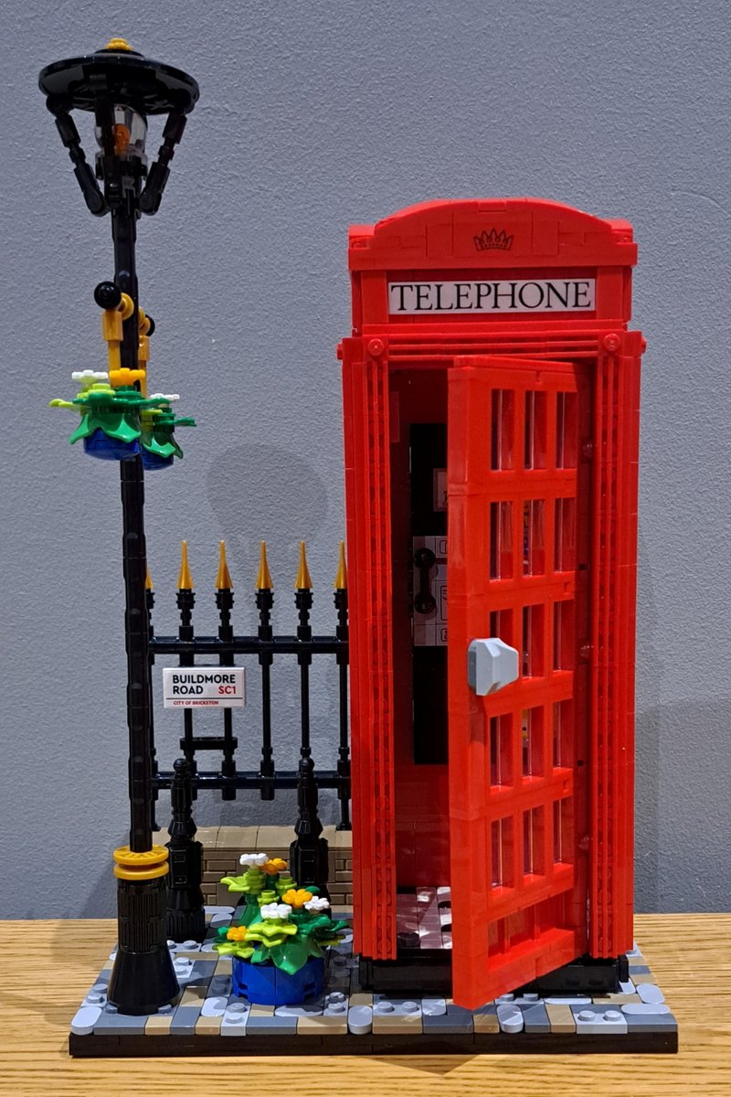 A bit of Tuesday evening mindfulness, finishing off my latest #lego build.
The building techniques are innovative, so much attention to detail and it looks truly stunning.
One of my all-time favourite sets, so a big thank you to <a href="/bricked1980/">Bricked1980</a> for thinking the whole thing up.