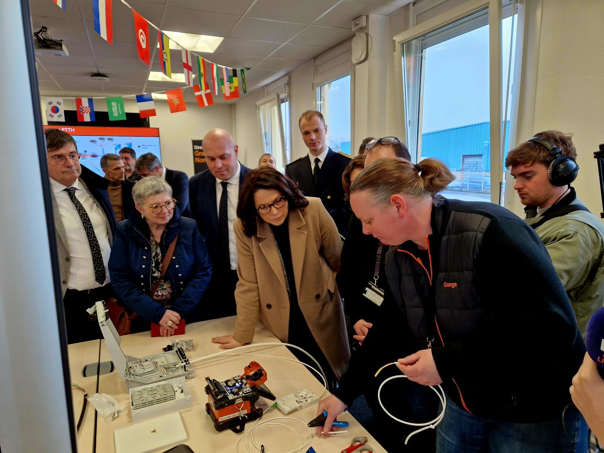 A Dunkerque aujourd’hui avec @FerrariMarina73 pour la signature de l’arrêté L33-13 qui scelle l’engagement d’@Orange pour un droit à la fibre au profit des habitants des communes que nous déployons sur fonds propres (l’AMII Orange). L'occasion pour moi de rappeler le rôle clé