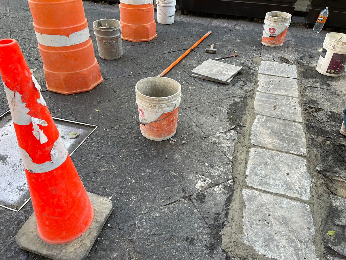 victorcabreramx's tweet photo. @PueblaCapital_ informa que la avenida Juan de Palafox y Mendoza reducirá su circulación a únicamente dos carriles, entre las calles 5 de Mayo y la 2 Sur, debido a la reparación y sustitución de lajas.

También se registrarán cierres parciales en las calles aledañas a la Plazuela Sor Juana Inés de la Cruz — 5 norte y 4 poniente— por el retiro de objetos metálicos.

Las intervenciones continuarán estos próximos días por lo que se invita a las y los poblanos circular con precaución.