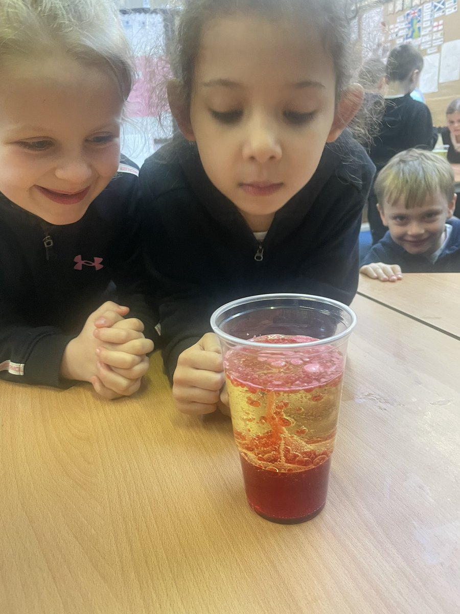 We’ve had a great day celebrating ‘British Science Week’ by making our own lava lamps. We’ve made careful observations and been amazed by the shapes and colours we’ve made. @DaweCaroline @CBPSA_VP @MrsHarraway2