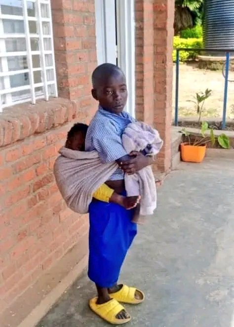 NEddyssa32359's tweet photo. #VisitRwanda
Basokuru barayamaze bati : Nta Nyambo ibura agahonzi. Vyiza mwe @albcontact @KingBurundian n'abanyu, mwogabanya #Ibitutsi https://t.co/8fY8XrHYrq