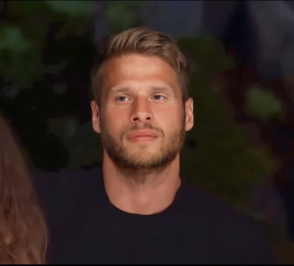 bu adamın kavgalarından sıkılan tek ben miyim anca kızlar bunu tutunca insanlara saldırası tutuyor herkese havlıyor ama icraat sıfır bıraksalar herkesten dayak yer