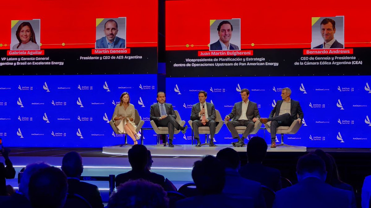 AmChamArgentina's tweet photo. 💡 Descubrí por qué Argentina es un jugador global para la seguridad energética junto a Gabriela Aguilar (@ExcelerateAL), @mgenesio (@AES_Arg) Juan Martín Bulgheroni (@PAEArgentina) y Bernardo Andrews (@genneia).

Panel moderado por @Nicolas_Gandini (@econojournal) y presentado por María Fernanda Locarnini (@generalelectric) y Daniel De Nigris (@ExxonMobilAr).

#AmChamSummit