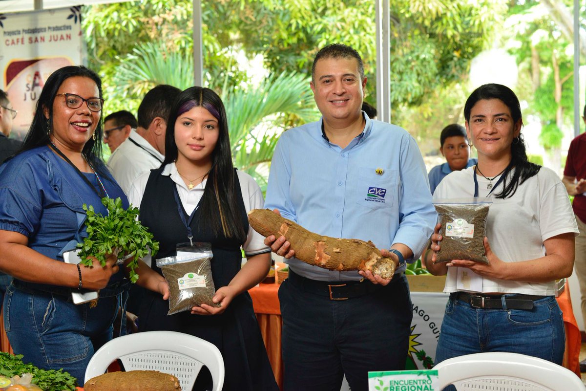 Caracol_Cali's tweet photo. Cerca de 20 mil estudiantes de 34 instituciones educativas agropecuarias de 28 municipios del Valle, se benefician con el programa “Por un Campo más Sostenible” de la CVC, gracias al cual cuentan con insumos, infraestructura y educación ambiental para sus procesos productivos. https://t.co/bgUzCTAcve