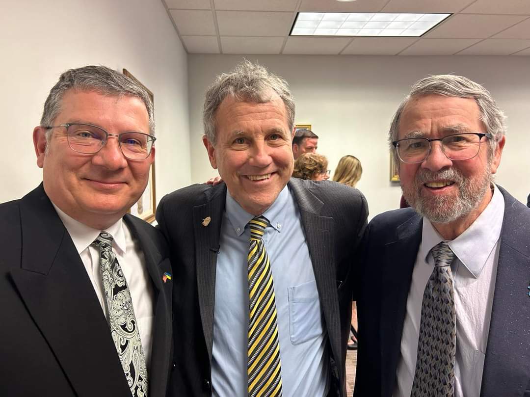 Andriy Fedynsky and Dr. Taras Mahlay meeting with U.S. Senator Sherrod Brown. Our local community in Cleveland acknowledging his support in cultural projects, in particular the Ukrainian Museum-Archives in Tremont.

#StandWithUkraine