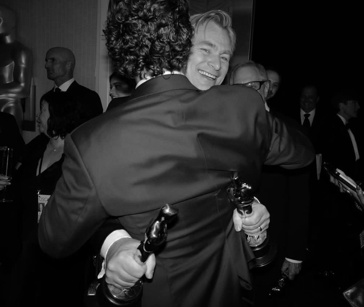 NolanAnalyst's tweet photo. Christopher Nolan and Matthew McConaughey hugging at the #Oscars https://t.co/pFob3QoR0q