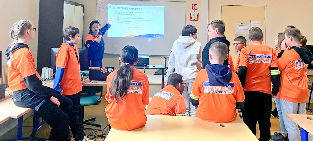 Les #cadets de la sécurité civile du @ClgChagallGasny sont sensibilisés avec la @ProtecCivilefr aux risques de la vie courante. #ParcoursCitoyen @MoncadaFra @Fmarchand_27 @Prefet27 @sdis27