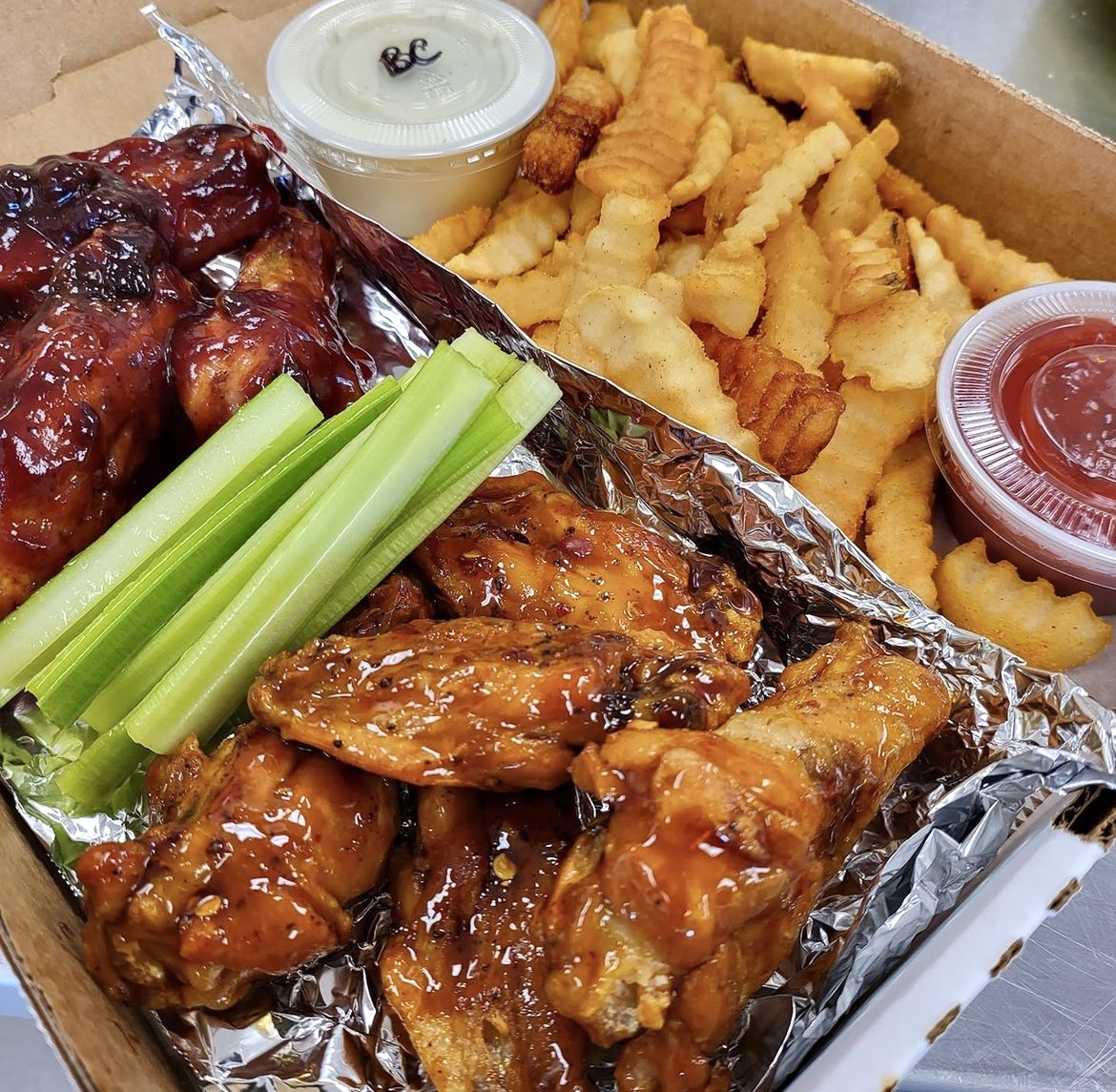 ✨EXCLUSIVE TUESDAY OFFER: 🍕🍗
For every 1 large pizza of any kind, get 50% OFF an order of our jumbo baked wings of any kind, any count option!! Add an à la cart order of our boardwalk fries to your order to secure a delicious box like this!!🤤

#carlospizza #pizzashop #wings