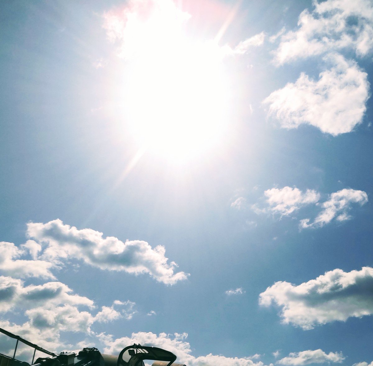 三月の空へ

三月の空晴れて
陽にかがやくしろがねの山。
いま、その山なみをこえて飛ぶ気球。
そこに、きみがいる。

きみをよぶものはなにか、
かりたてるものはなにか。

飛べ、
高く飛べ。
そそりたつ山をおそれず
やがてくる雲をのりこえて

陽は一つ
つねに空にある。

鶴見正夫『日本海のうた』